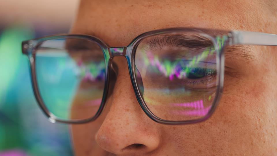 Lenke til artikkel: Nye retningslinjer for bruk av smartbriller og bærbar KI-teknologi 