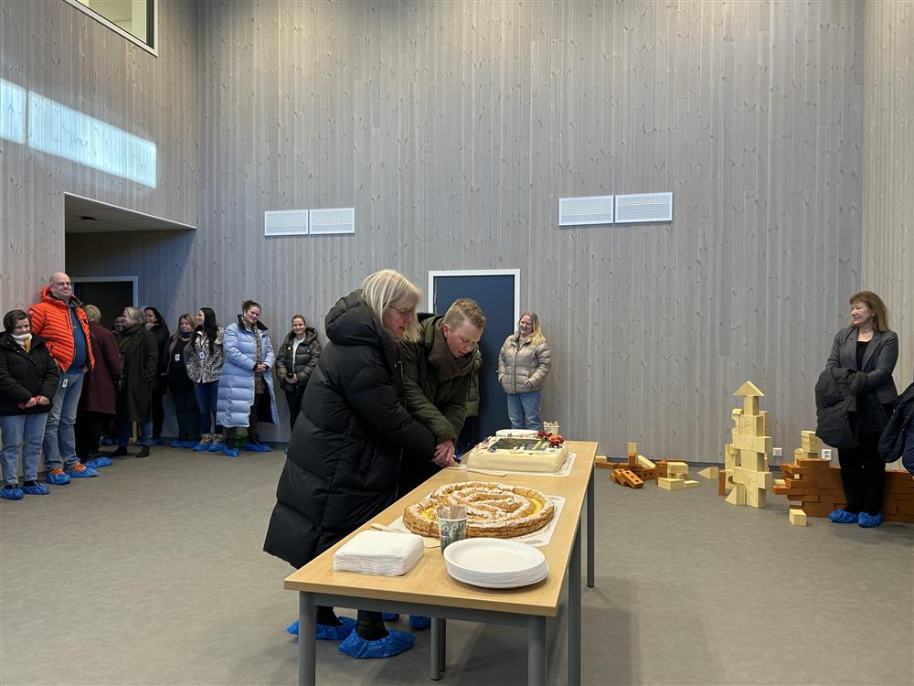 Det ble servert både kake og kringle under den offisielle åpningen av Løkenskogen barnehage. - Klikk for stort bilde