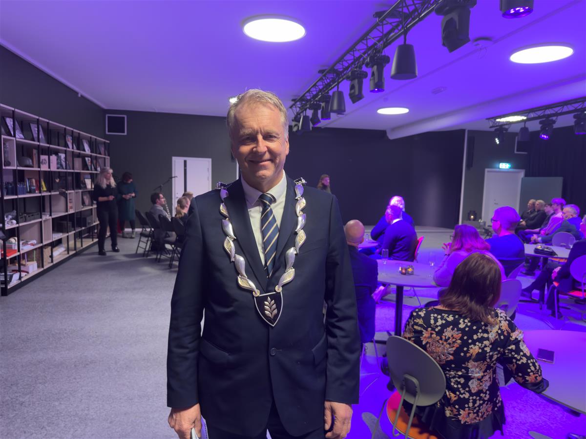 Ordfører Saxe Frøshaug på åpningen av Demokratisenteret. - Klikk for stort bilde