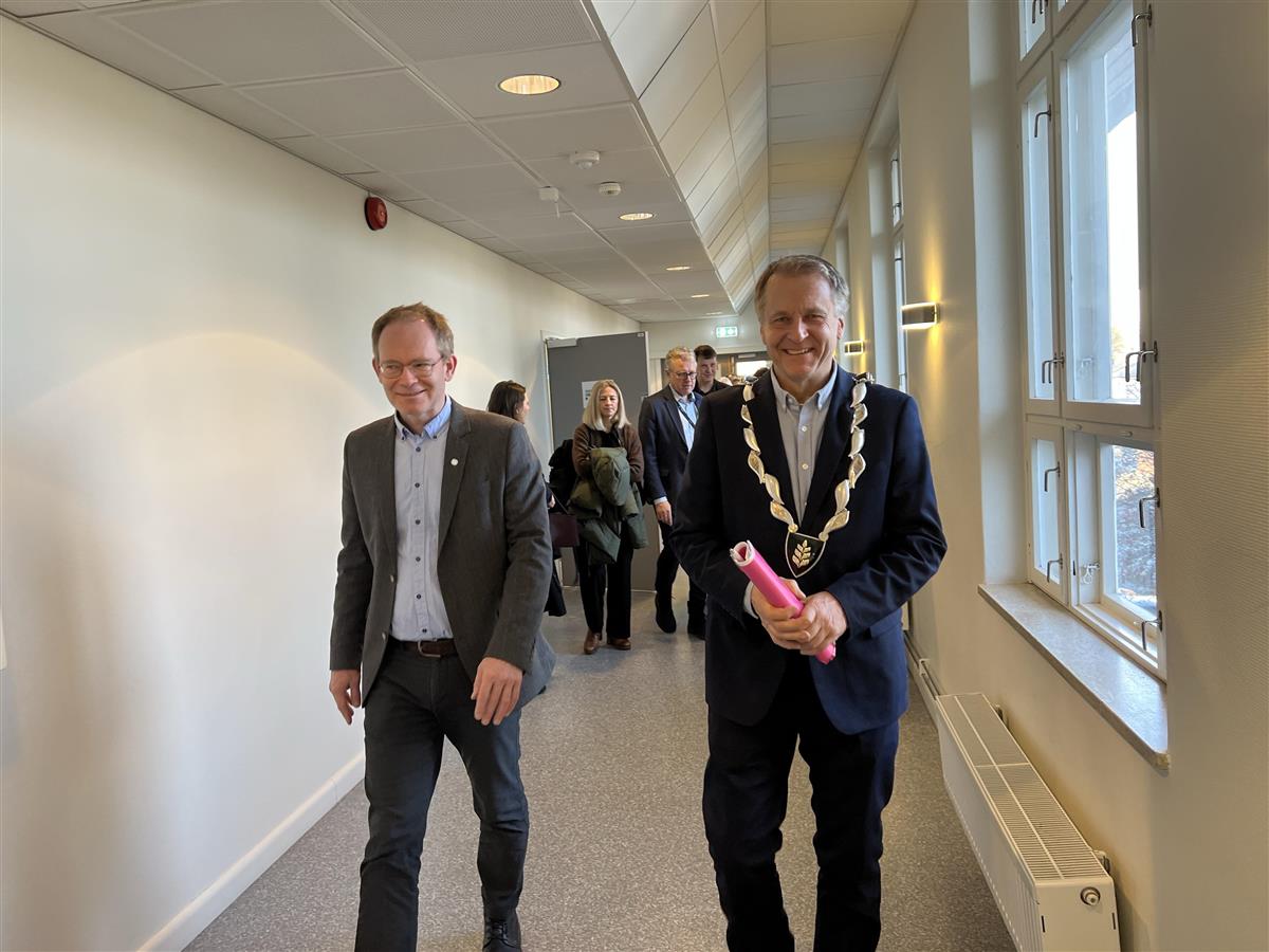 Minister for høyere utdanning og forskning Oddmund Hoel og ordfører Saxe Frøshaug - Klikk for stort bilde