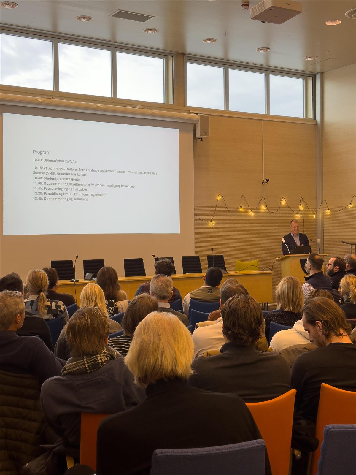 ordfører åpner seminaret - Klikk for stort bilde