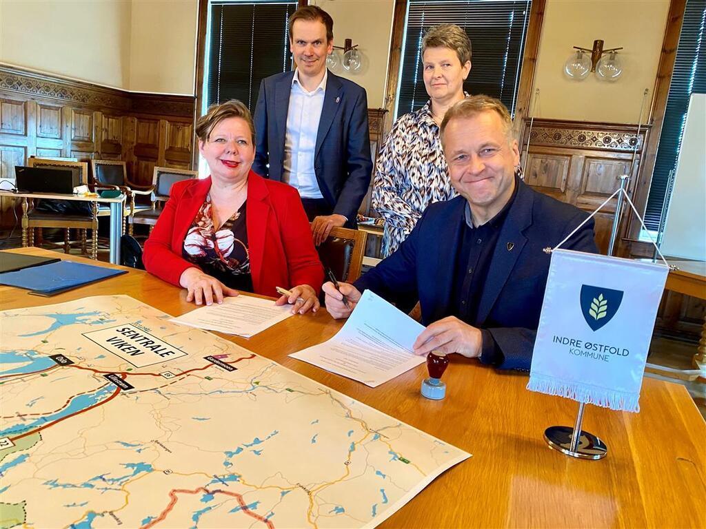 Signering Indre Østfold regionråd - Klikk for stort bilde
