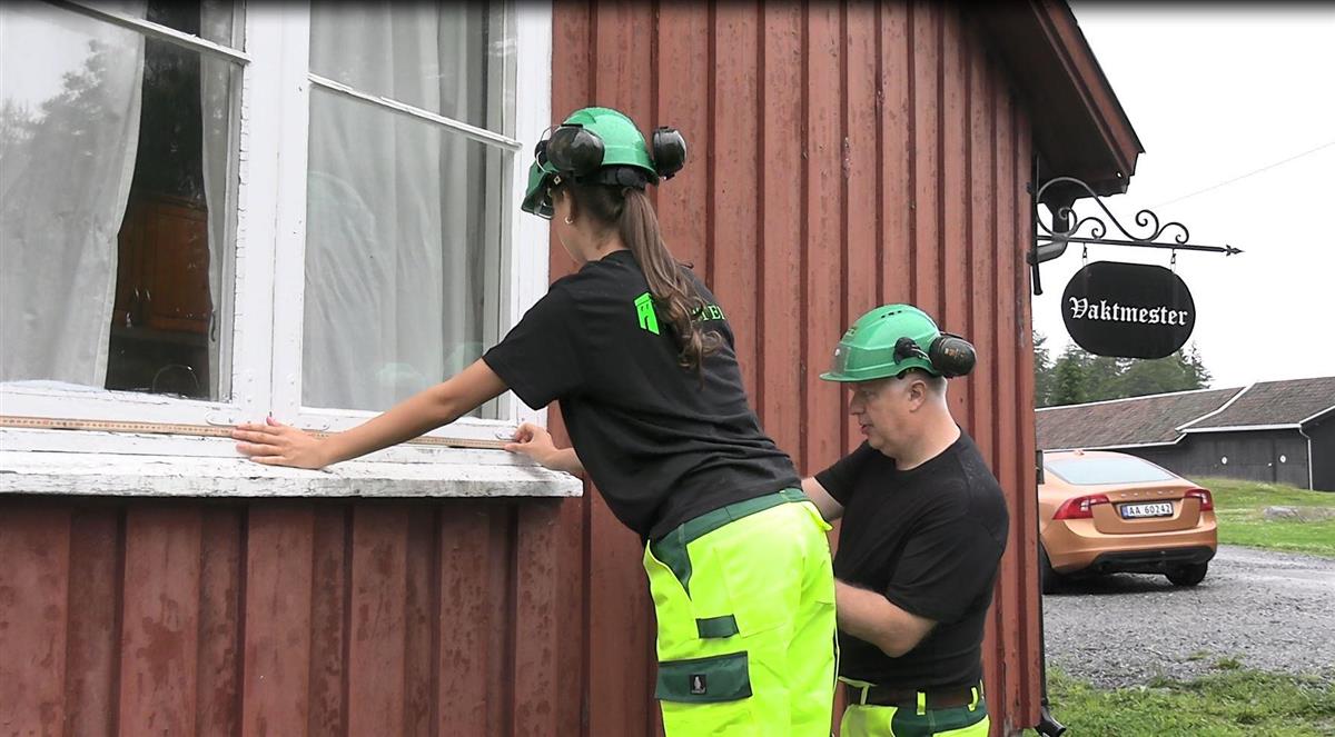 Jente måler opp et vindu. Foto. - Klikk for stort bilde
