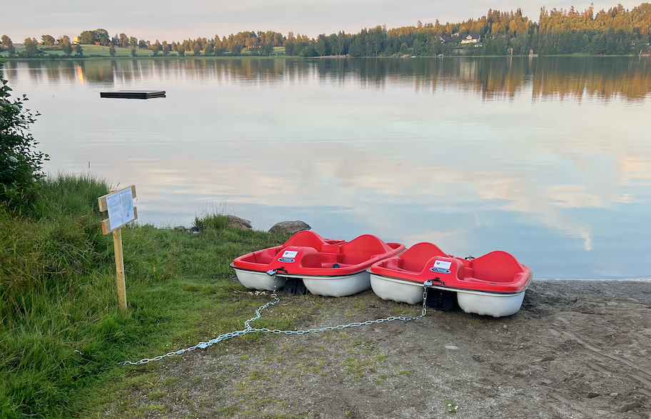 Pedalbåter på Hallerud badeplass - Klikk for stort bilde