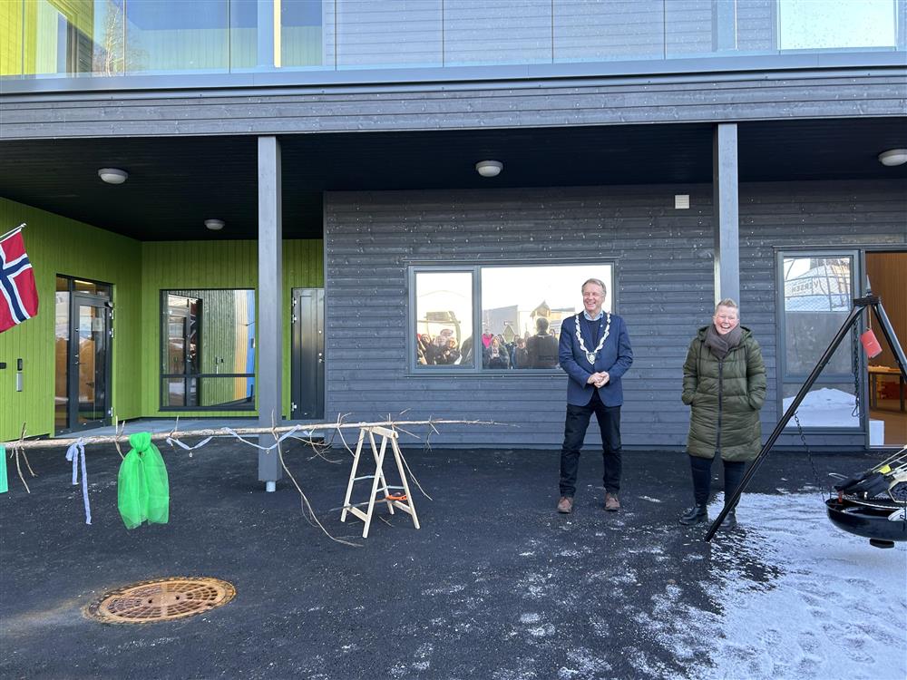 Ordfører Saxe Frøshaug og enhetsleder Elisabeth Jakobsen på åpningen av Løkenskogen barnehage. - Klikk for stort bilde