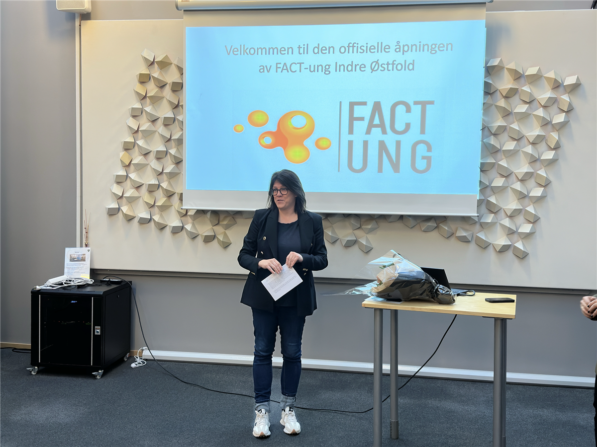 Kathrine Hestø Hansen åpner FACT Ung - Klikk for stort bilde
