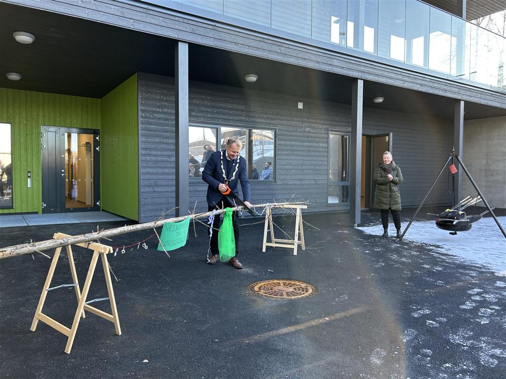 Ordfører Saxe Frøshaug på åpningen av Løkenskogen barnehage. - Klikk for stort bilde