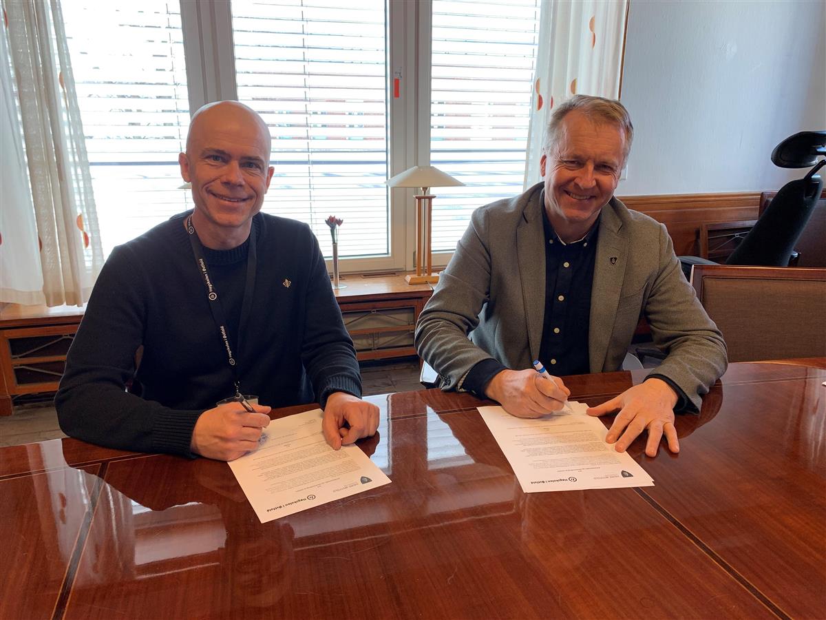 Saxe Frøshaug og og rektor Lars-Petter Jelsness-Jørgensen ved HiØ signerer kontrakten - Klikk for stort bilde
