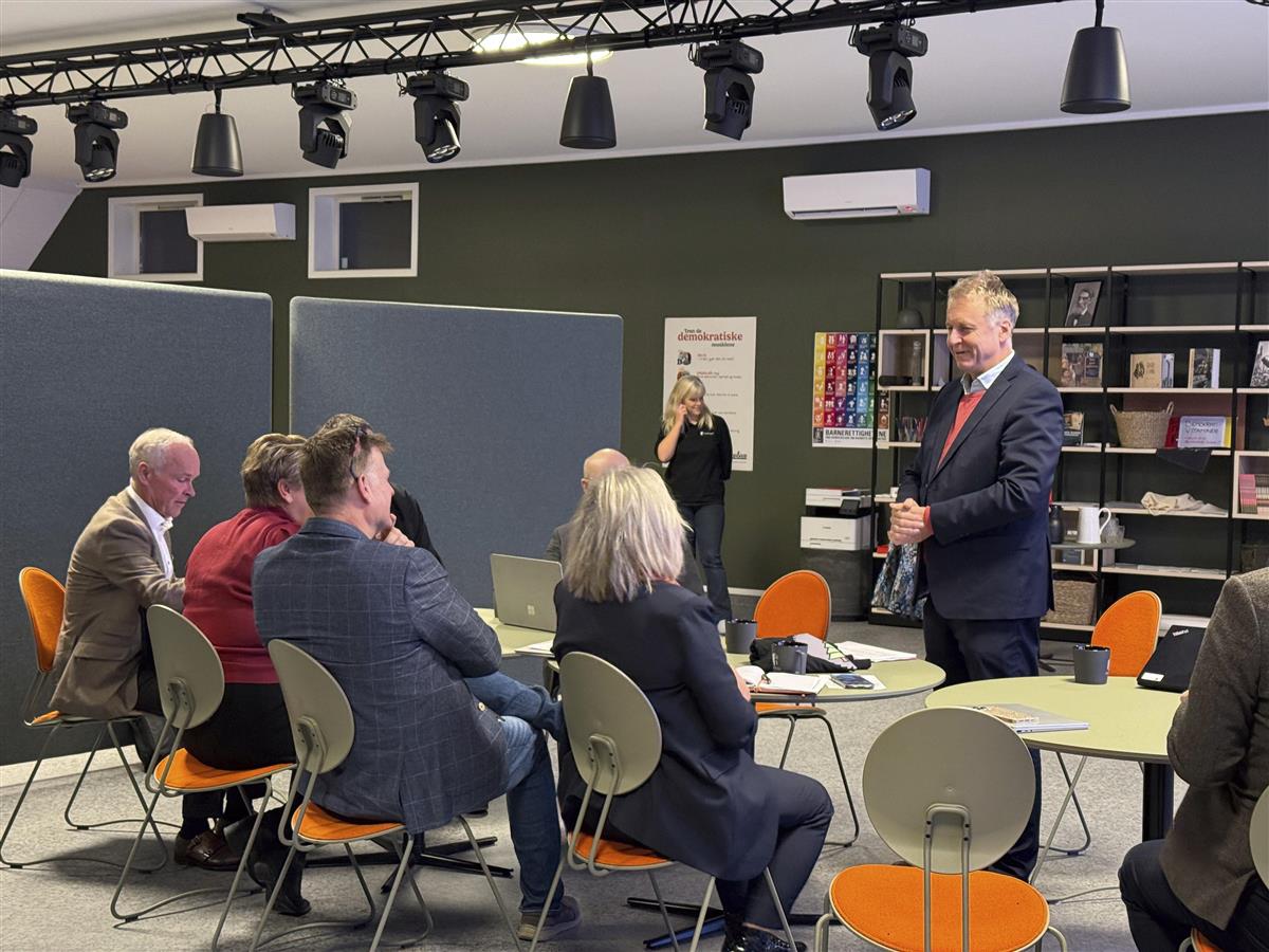 statsforvalteren på besøk på demokratisenteret - Klikk for stort bilde