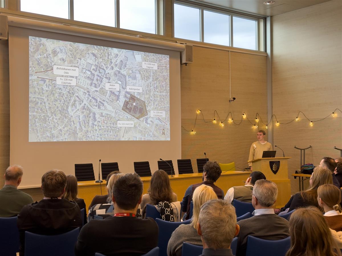 student presenterer oppgave - Klikk for stort bilde