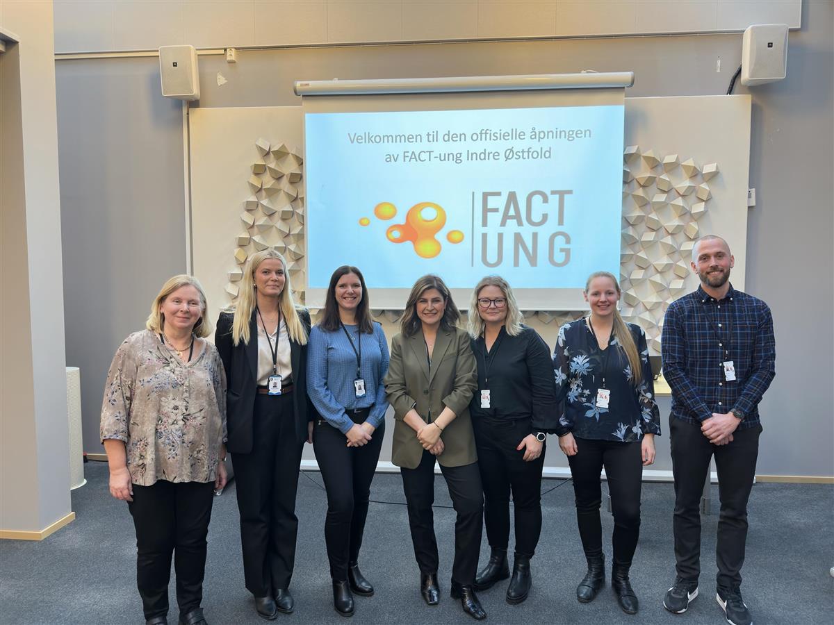 FACT Ung-teamet og avdelingssjef for BUP Ragnhild Tranøy - Klikk for stort bilde