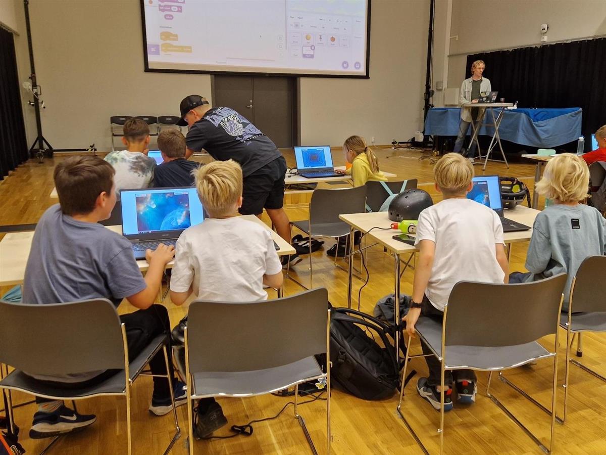 deltagere på gamejam sett bakfra - Klikk for stort bilde
