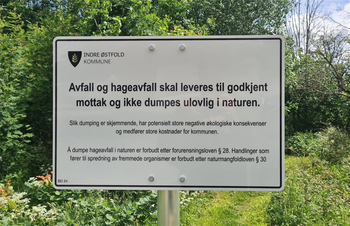 Skilt om hageavfafll plassert på villfyllinger - Klikk for stort bilde