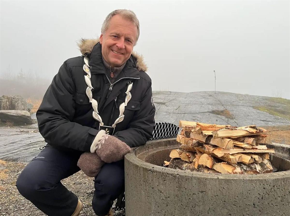 ordfører Saxe Frøshaug foran bålet som skal tennes - Klikk for stort bilde