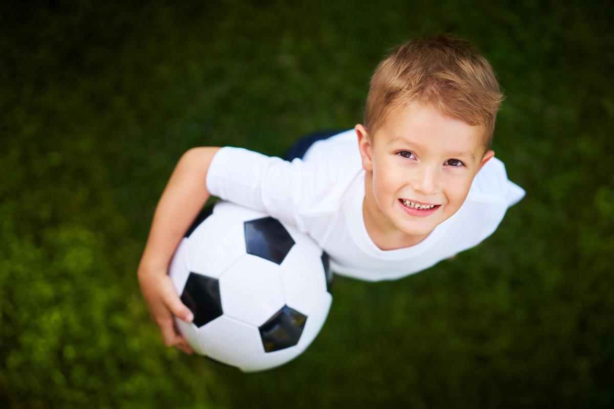 Gutt med fotball - Klikk for stort bilde