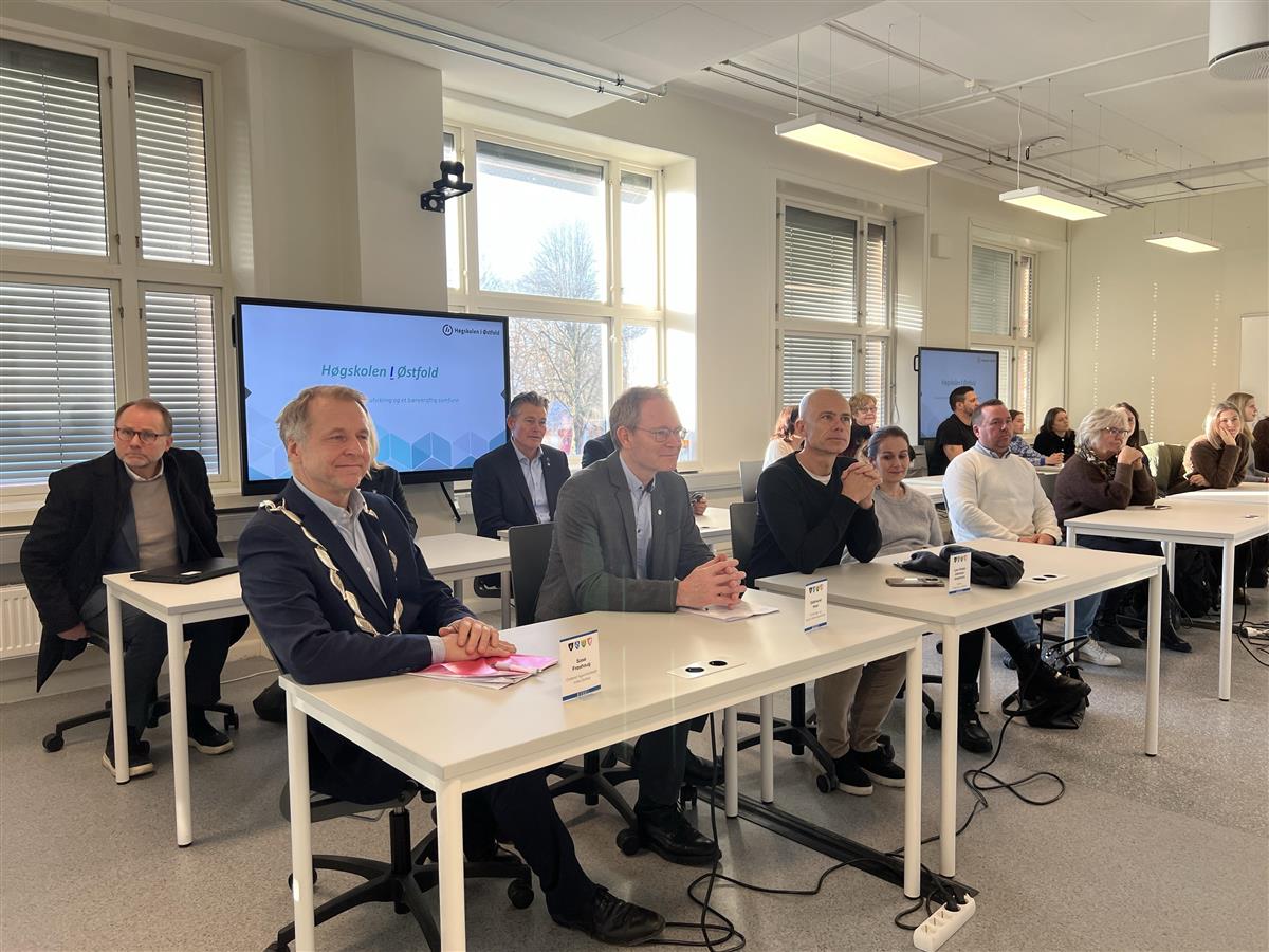 forsamling i klasserom - Klikk for stort bilde