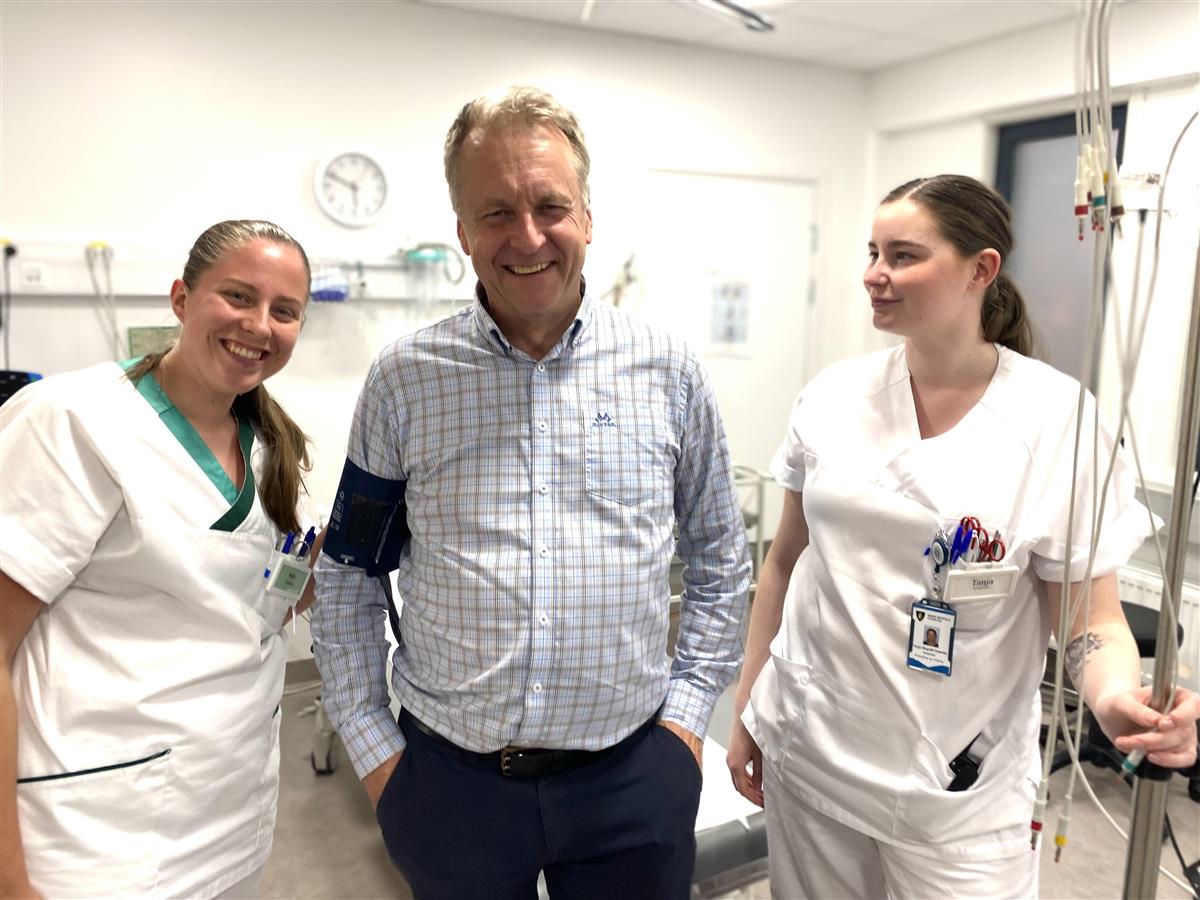 Ordfører Saxe Frøshaug sammen med to sykepleiestudenter i praksis på Helsehuset.jpg - Klikk for stort bilde
